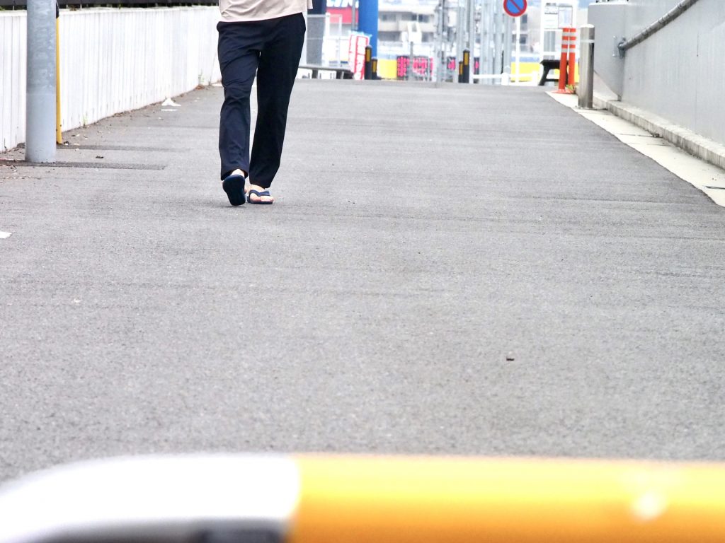 歩く男性の足元