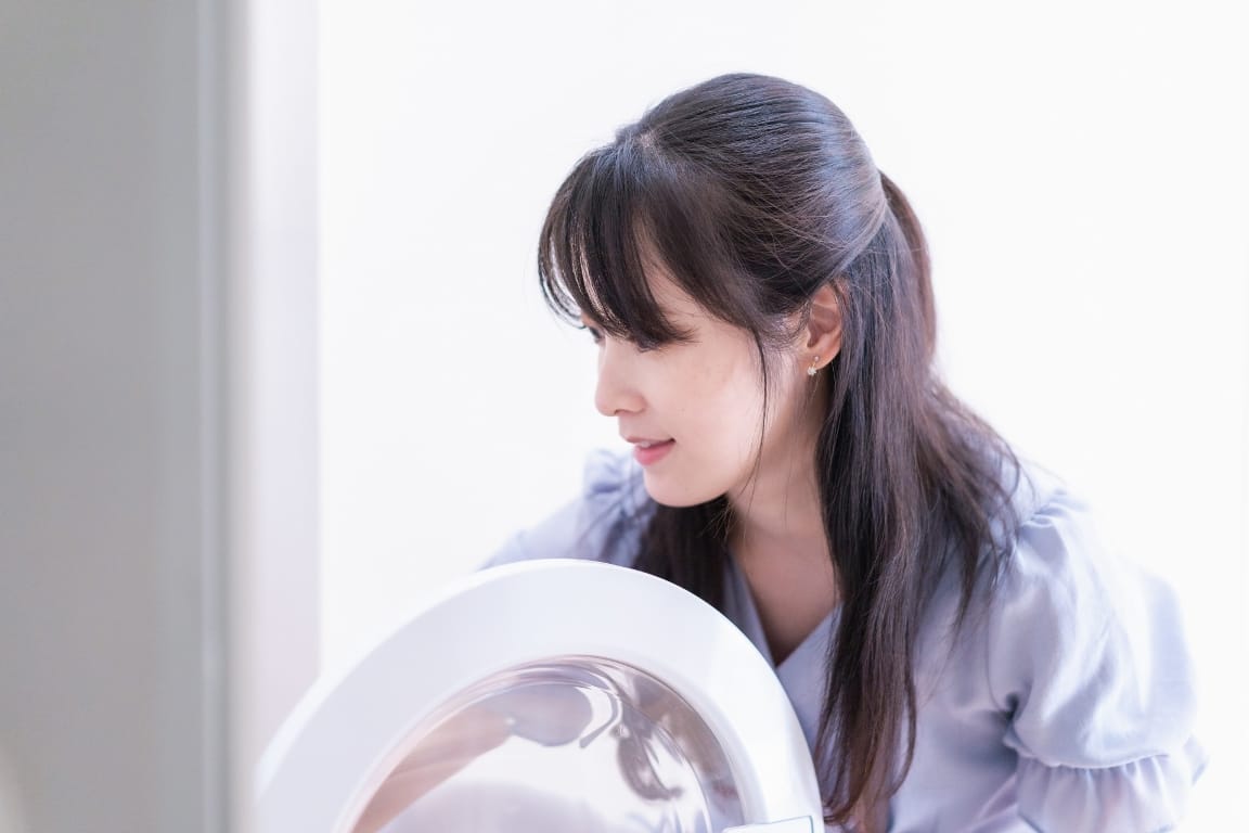 洗濯をする女性