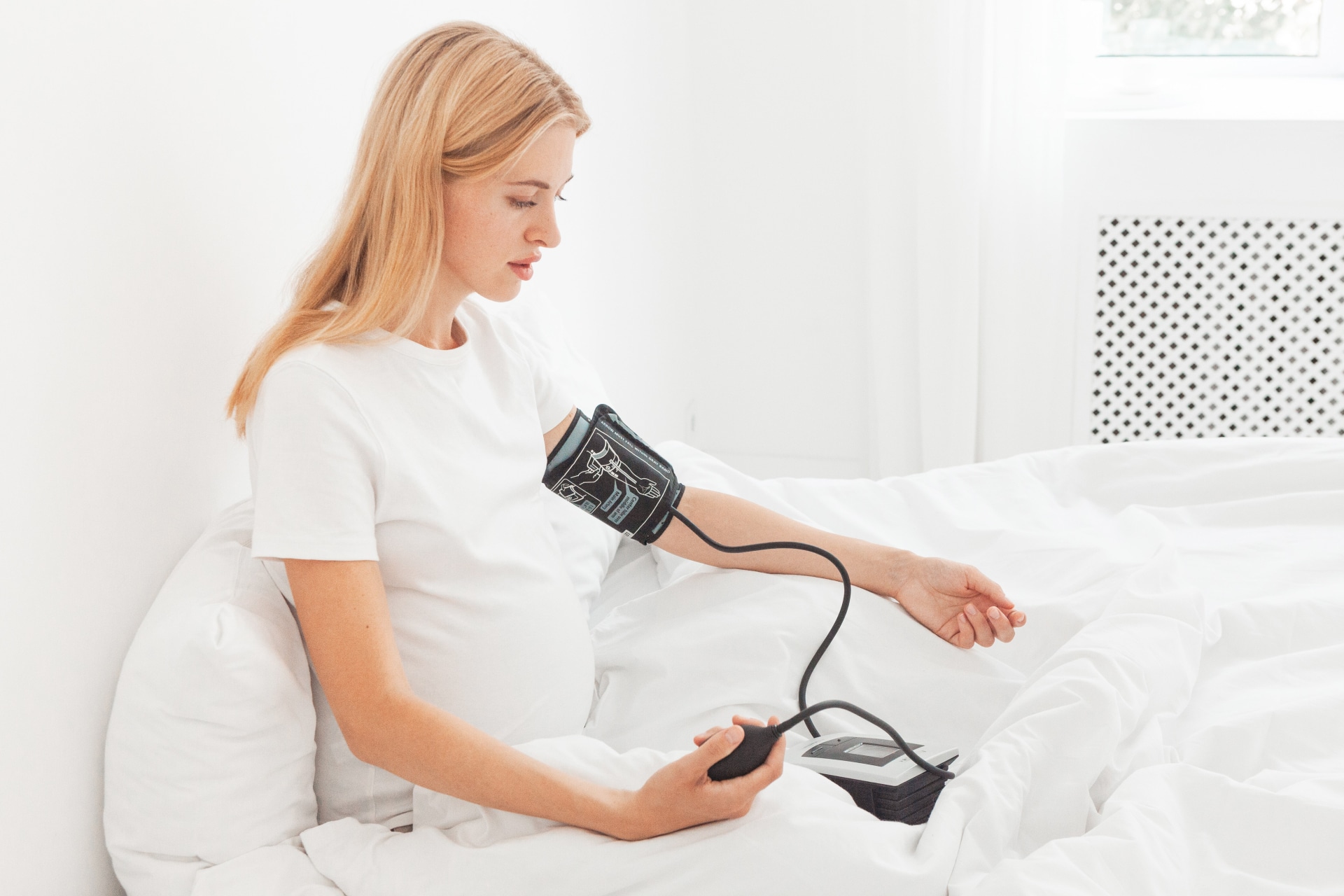 血圧を測る女性