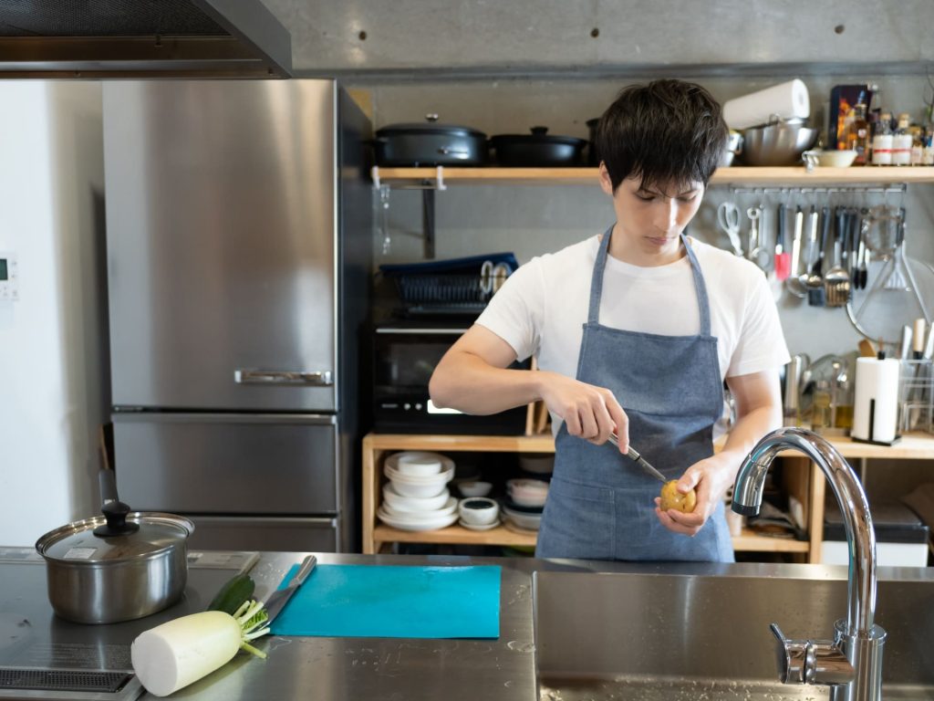 料理をする男性