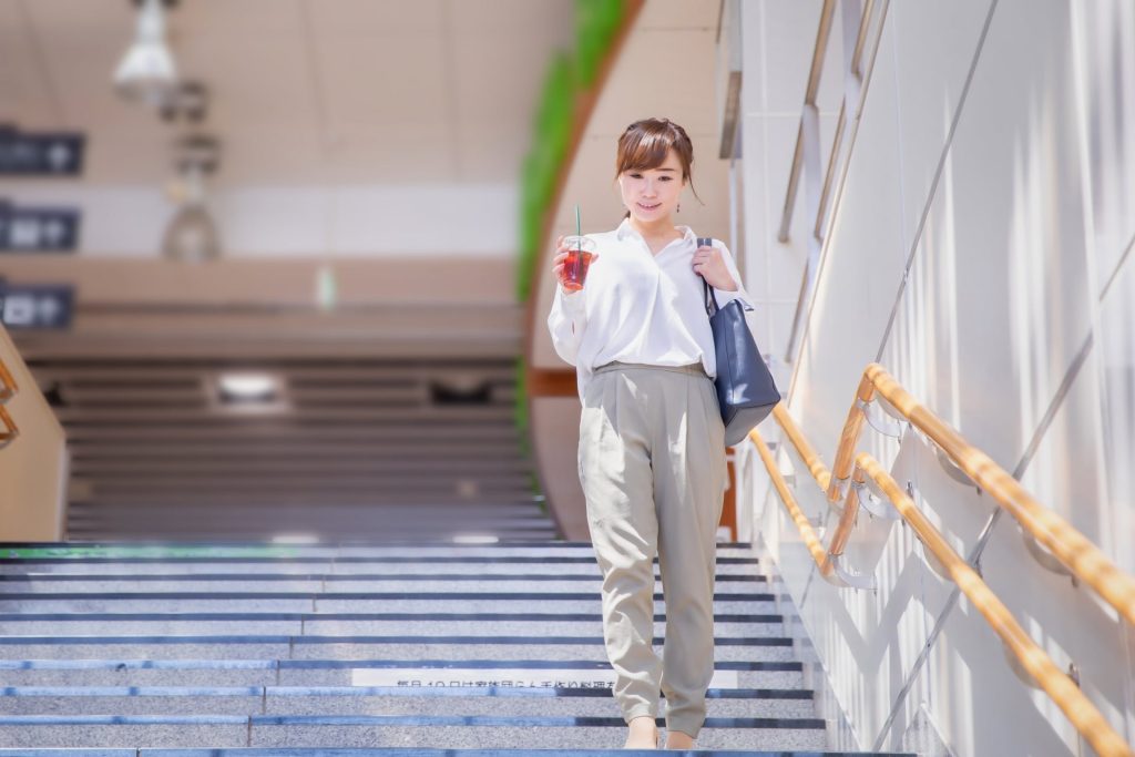 通勤する女性