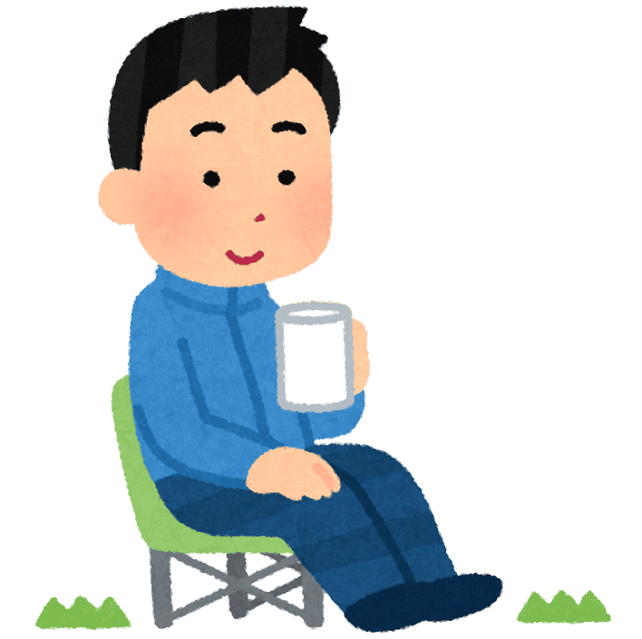 キャンプでコーヒーを飲む男性
