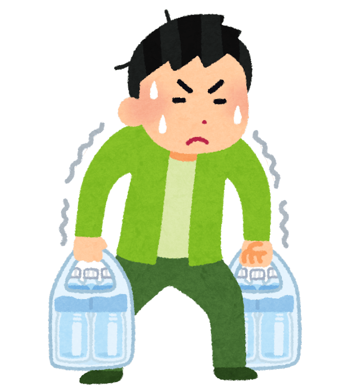 重そうなペットボトルの水を持つ男性