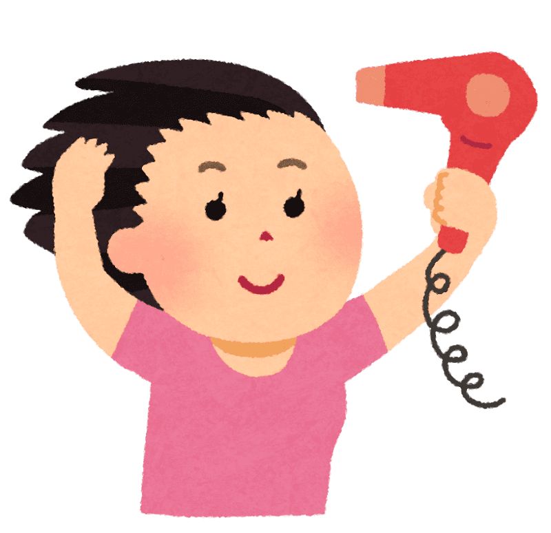 ドライヤーで髪を乾かしている女性
