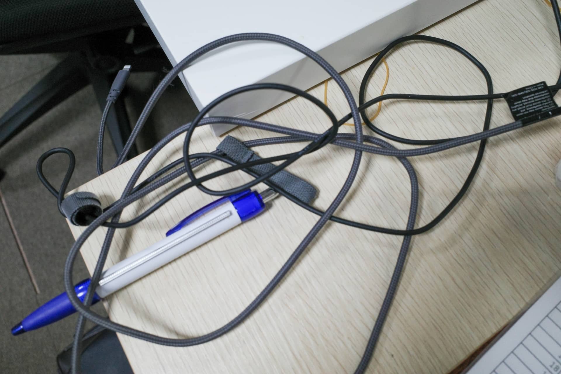 絡まるケーブル