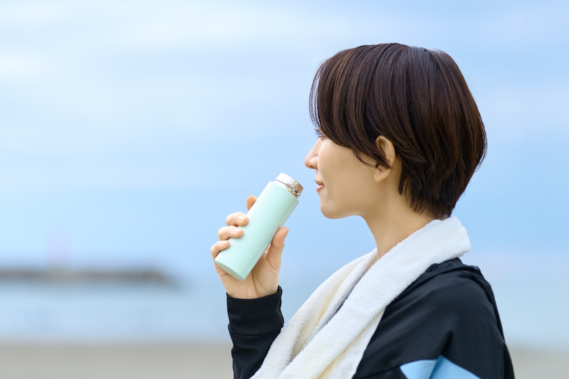 水分補給する女性